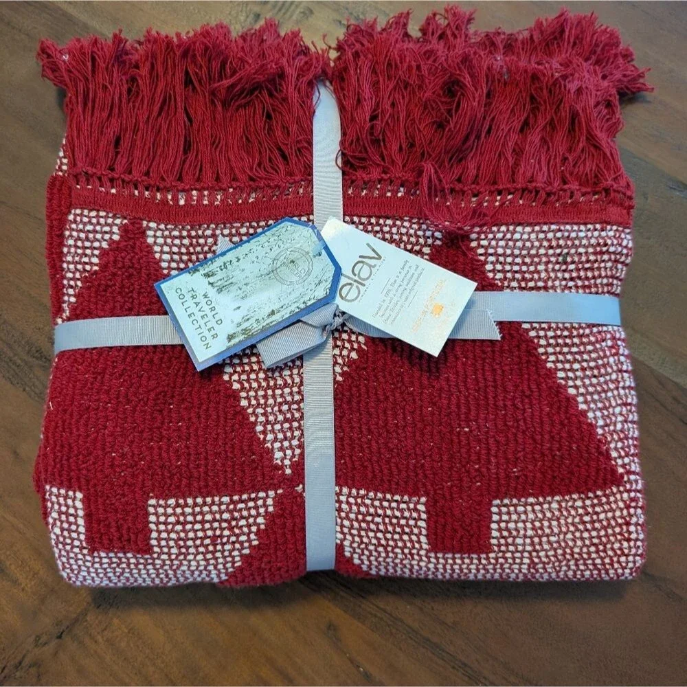 NWT Elav Portugal World Traveler Collection, Red And White Christmas Tree Throw